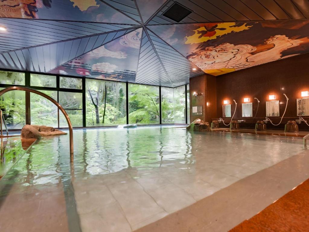 Bazén v ubytování Ooedo Onsen Monogatari Premium Yoshinoya Irokuen nebo v jeho okolí