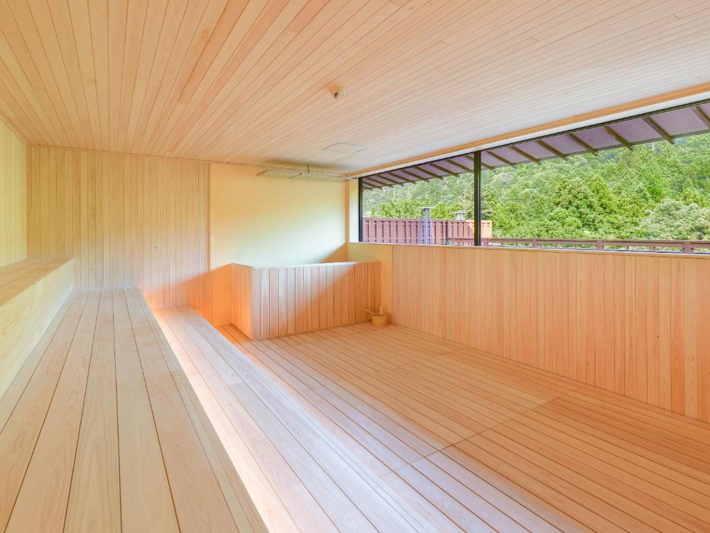 Balkón nebo terasa v ubytování Ooedo Onsen Monogatari Premium Yoshinoya Irokuen