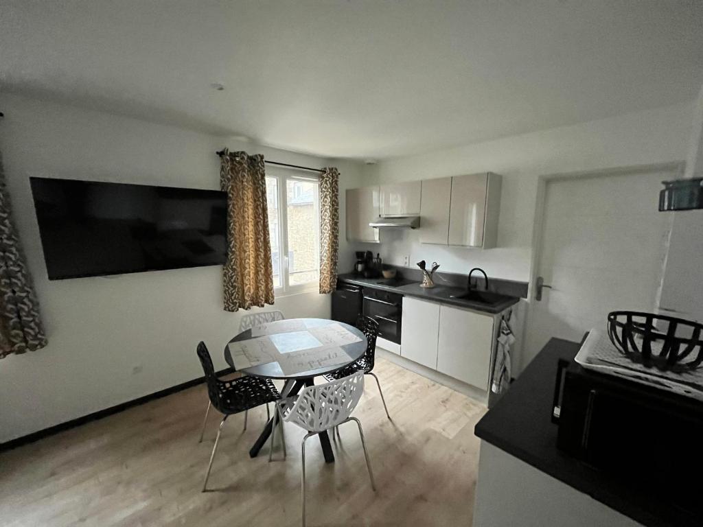 Kuchyň nebo kuchyňský kout v ubytování Coin de paradis avec spa illimité en plein centre Avranches