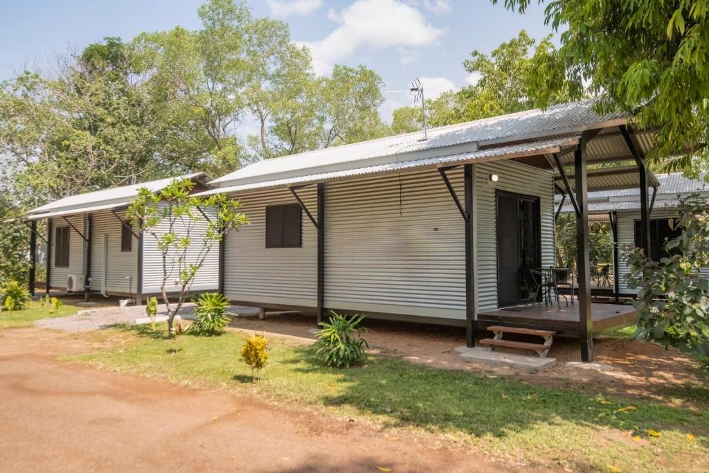 una piccola casa bianca con portico di Aurora Kakadu Lodge a Jabiru