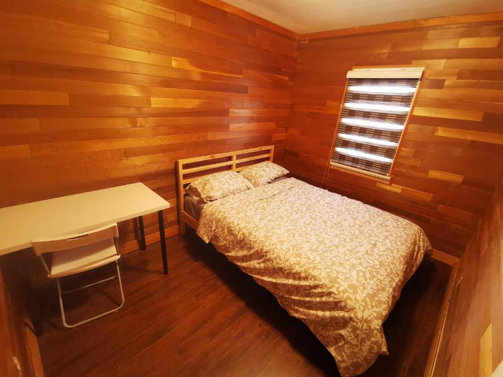 - une chambre avec un lit, une table et une fenêtre dans l'établissement Lucky-luck46, à Markham