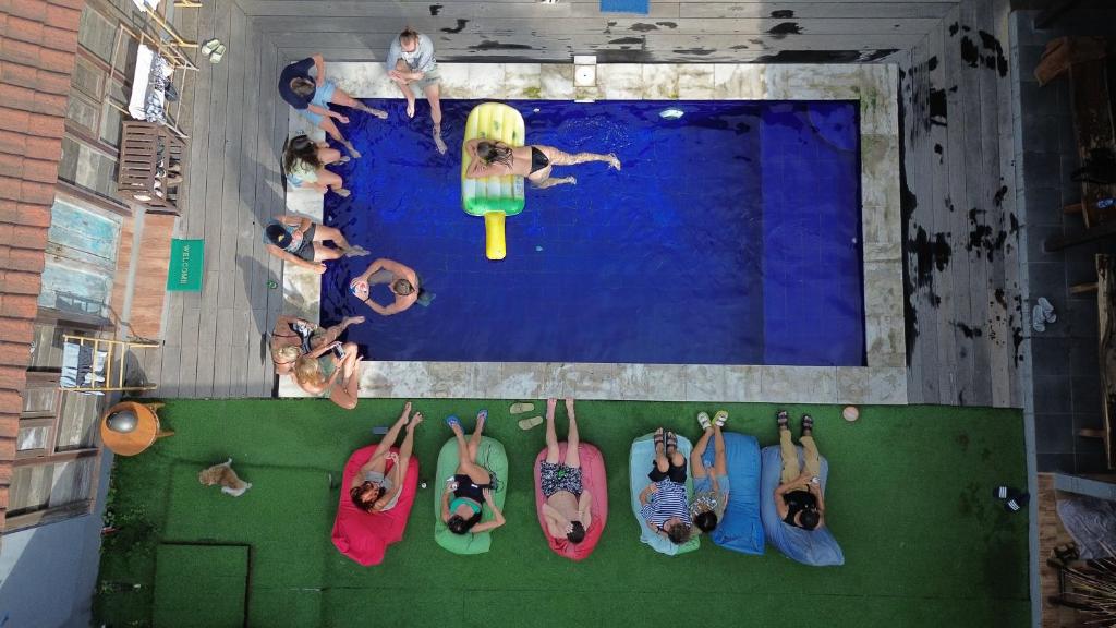 um grupo de pessoas numa piscina em The Tipsy Gypsy Hostel em Canggu