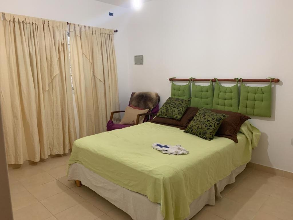 Schlafzimmer mit einem großen Bett mit einem grünen Kopfteil in der Unterkunft Hermosa casa con piscina in La Rioja