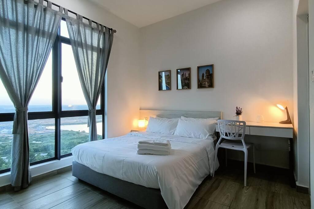 1 dormitorio con 1 cama, escritorio y ventana en Twin Rooms with Swimming Pool & Wi-Fi Netflix at Cyberjaya Nearby KLIA, en Cyberjaya