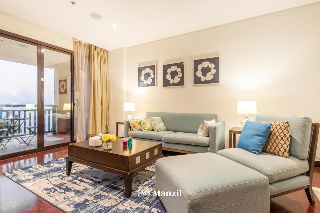 Posezení v ubytování Manzil - 1BR in Anantara The Palm with Private Beach & Burj View, Palm Jumeirah