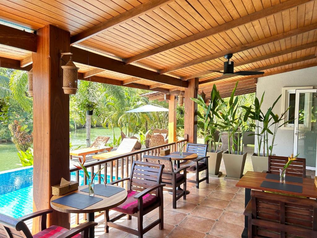 Bazén v ubytování Nanai Resort Salakphet nebo v jeho okolí