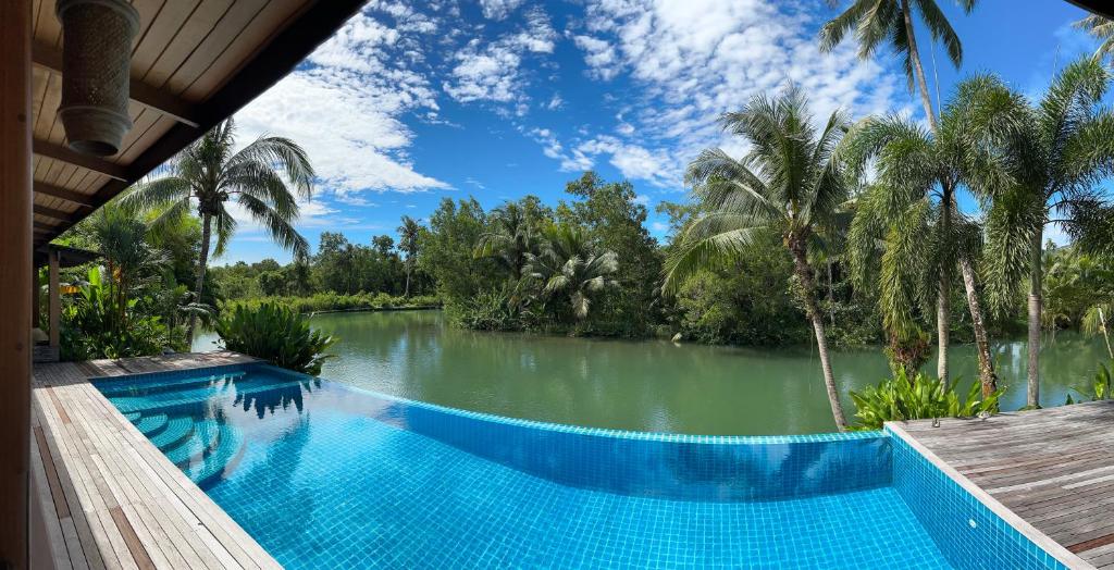 Bazén v ubytování Nanai Resort Salakphet nebo v jeho okolí