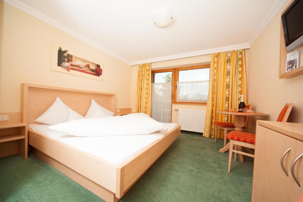 Postel nebo postele na pokoji v ubytování Frühstückshotel Margret