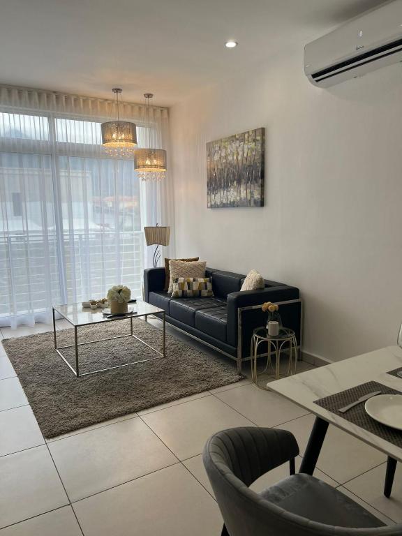 uma sala de estar com um sofá e uma mesa em Moderno y acogedor condominio em San Pedro Sula