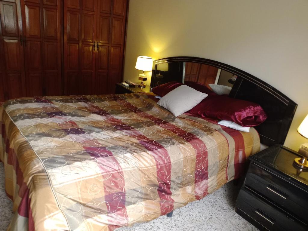 Katil atau katil-katil dalam bilik di Hermosa casa de huéspedes