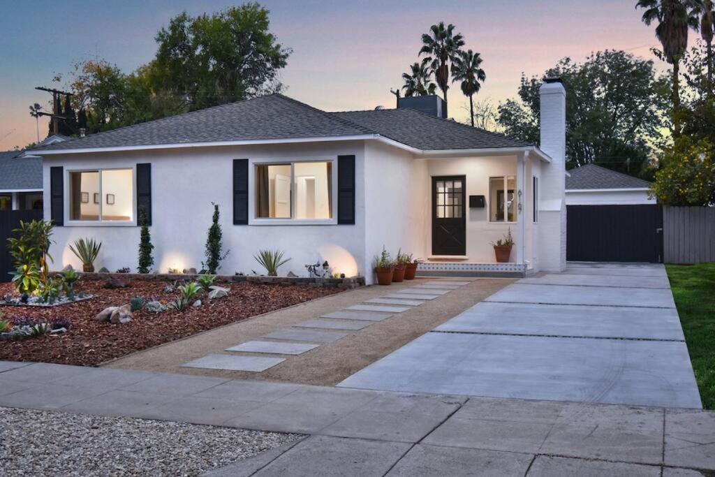 Φωτογραφία από το άλμπουμ του Beautiful 3 Bed Home with a Large Back Yard Outdoor Space στο Λος Άντζελες