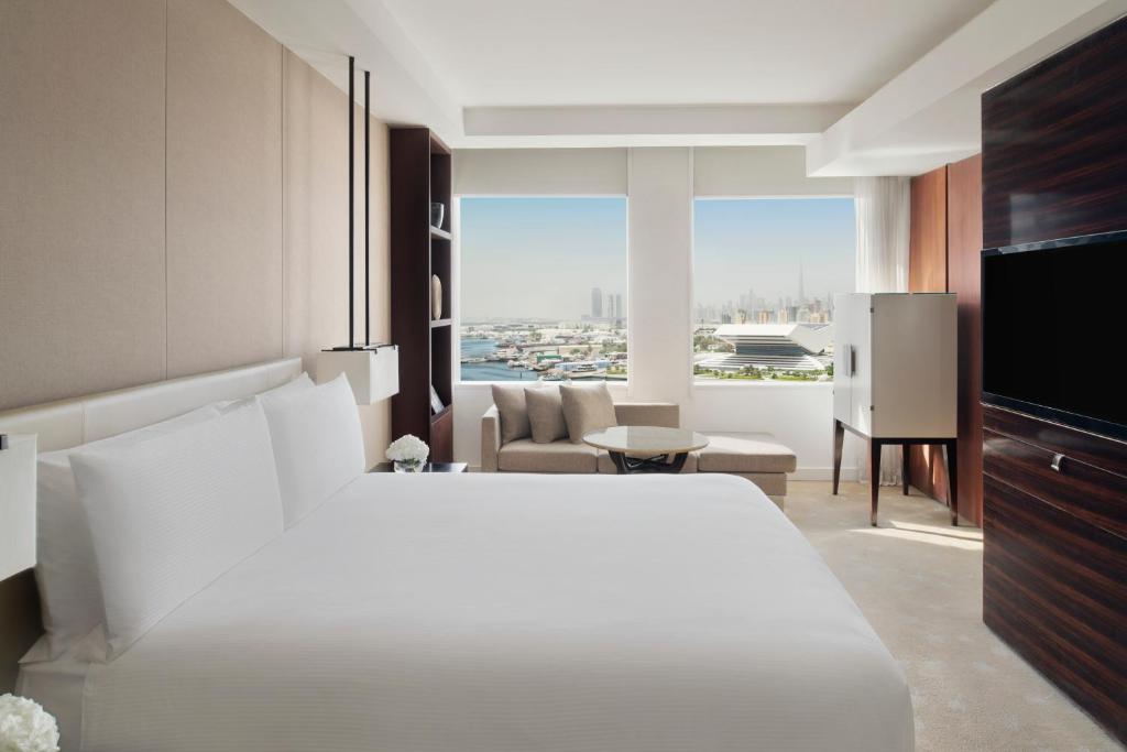 Postel nebo postele na pokoji v ubytování InterContinental Dubai Festival City by IHG