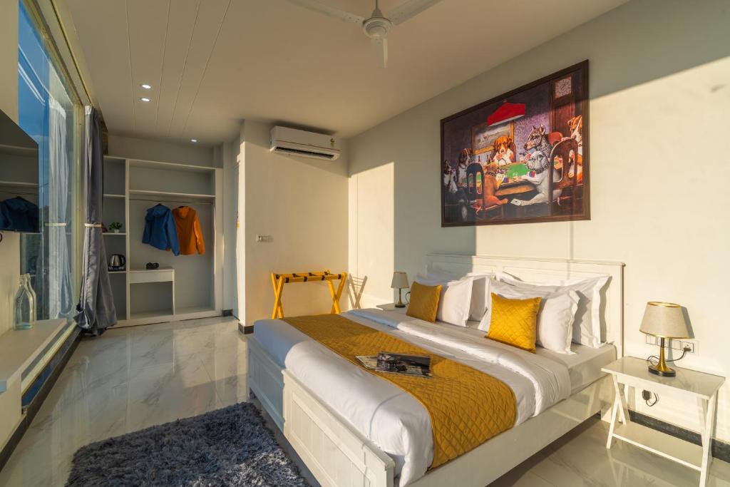 Postel nebo postele na pokoji v ubytování The Social Stays Dehradun Previously ArtBuzz