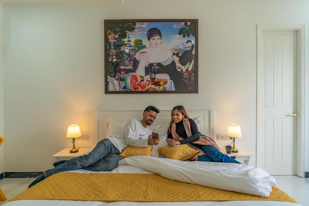 Postel nebo postele na pokoji v ubytování The Social Stays Dehradun Previously ArtBuzz