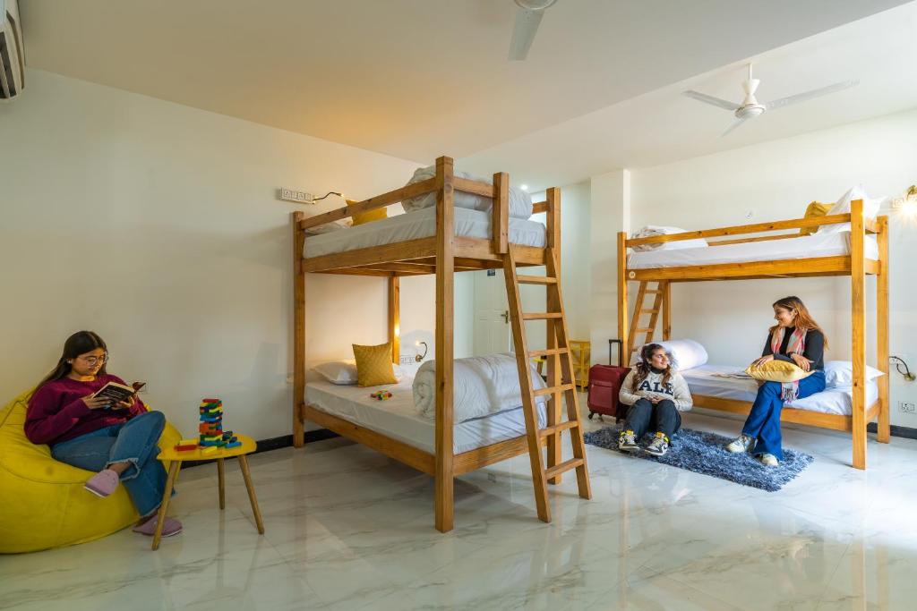Postel nebo postele na pokoji v ubytování The Social Stays Dehradun Previously ArtBuzz