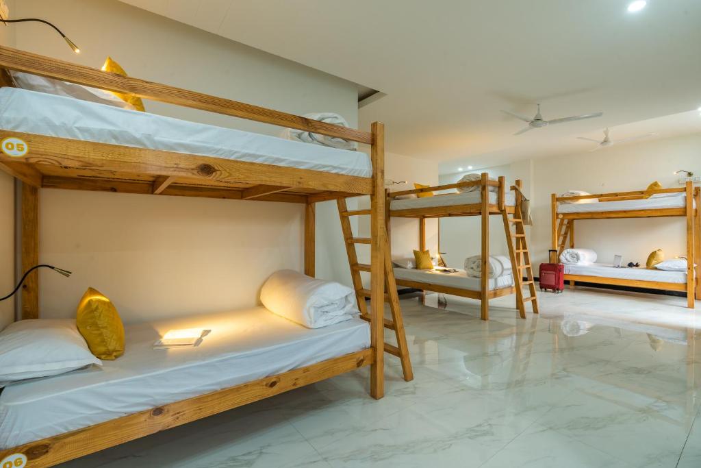 Postel nebo postele na pokoji v ubytování The Social Stays Dehradun Previously ArtBuzz