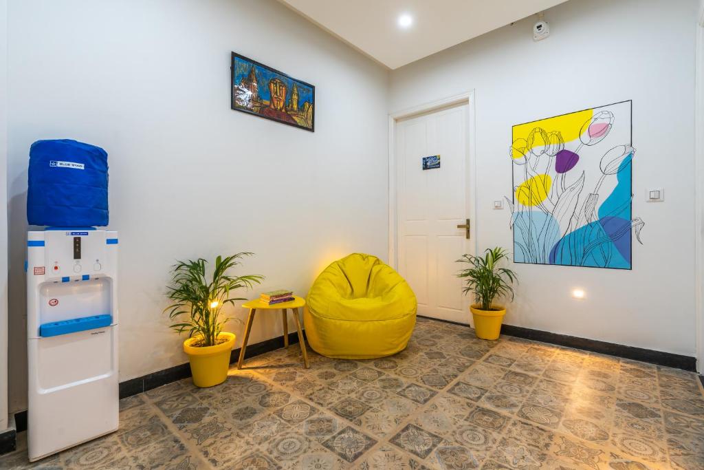 Posezení v ubytování The Social Stays Dehradun Previously ArtBuzz