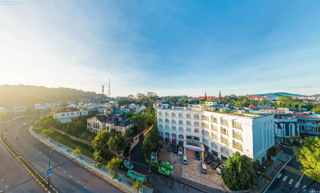 une vue aérienne sur une ville avec un bâtiment dans l'établissement Ngoc Phat Dalat Hotel, à Đà Lạt