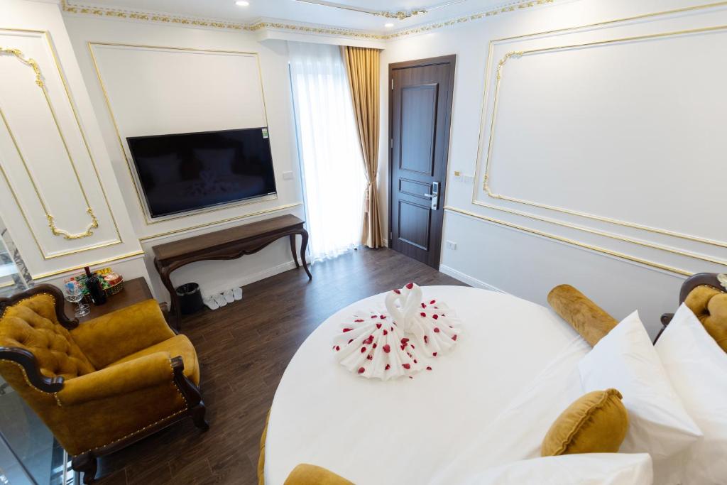 TV a/nebo společenská místnost v ubytování Royal Dương Nội Hotel
