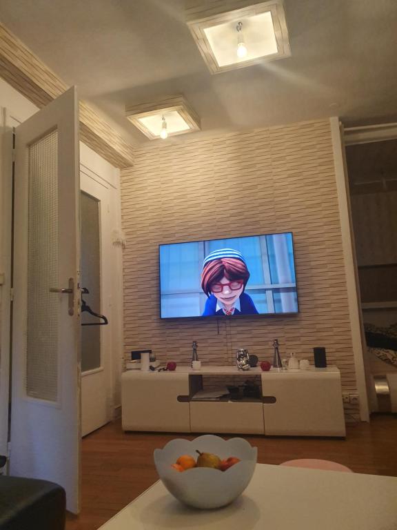 Μια τηλεόραση ή/και κέντρο ψυχαγωγίας στο Appartement La Garenne Jacuzzi et Balcon à 15 min de Paris JO 2024 et Stade de France TARIFS PRIVILEGES SEMAINE OU MOIS DISPONIBLE