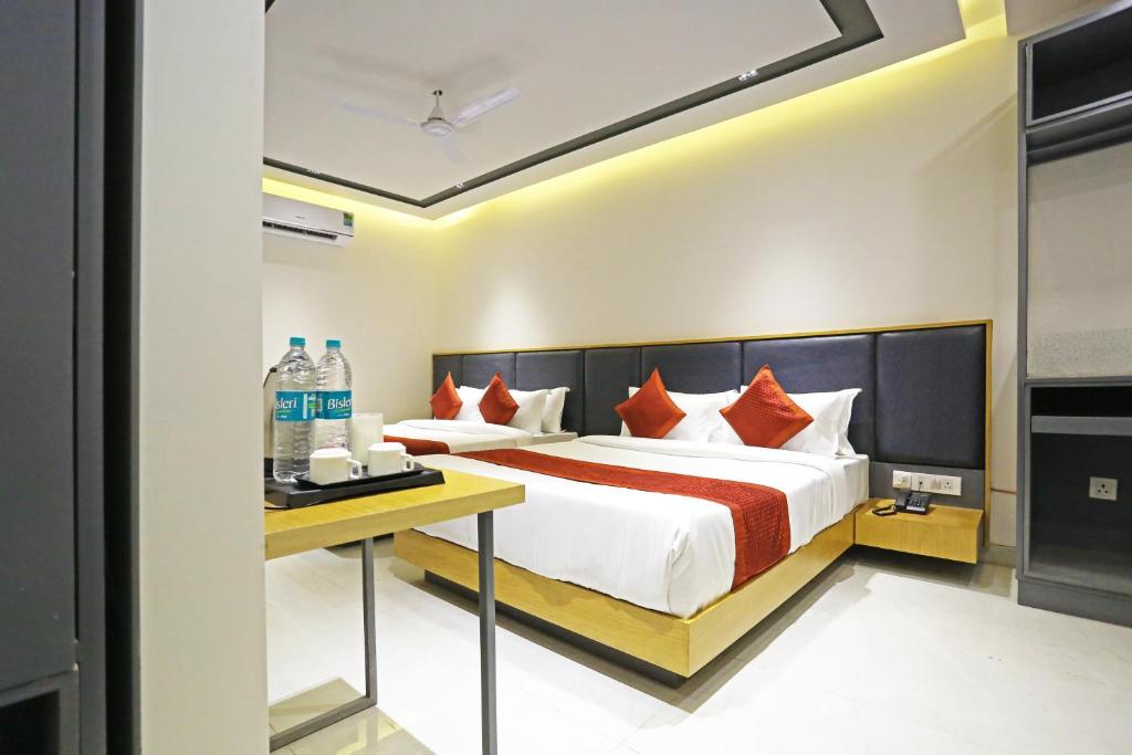 A bed or beds in a room at Hotel Apple Villa - Near Delhi Airport with Free Airport Transsfer