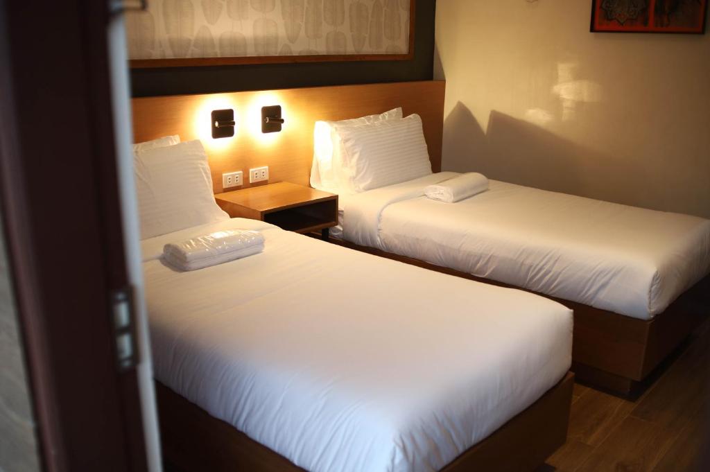 Postel nebo postele na pokoji v ubytování Jovinaj Travellers Inn
