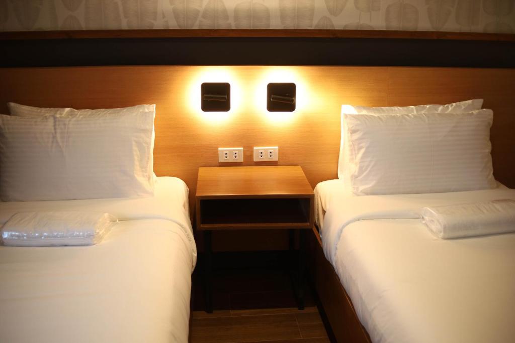 Postel nebo postele na pokoji v ubytování Jovinaj Travellers Inn