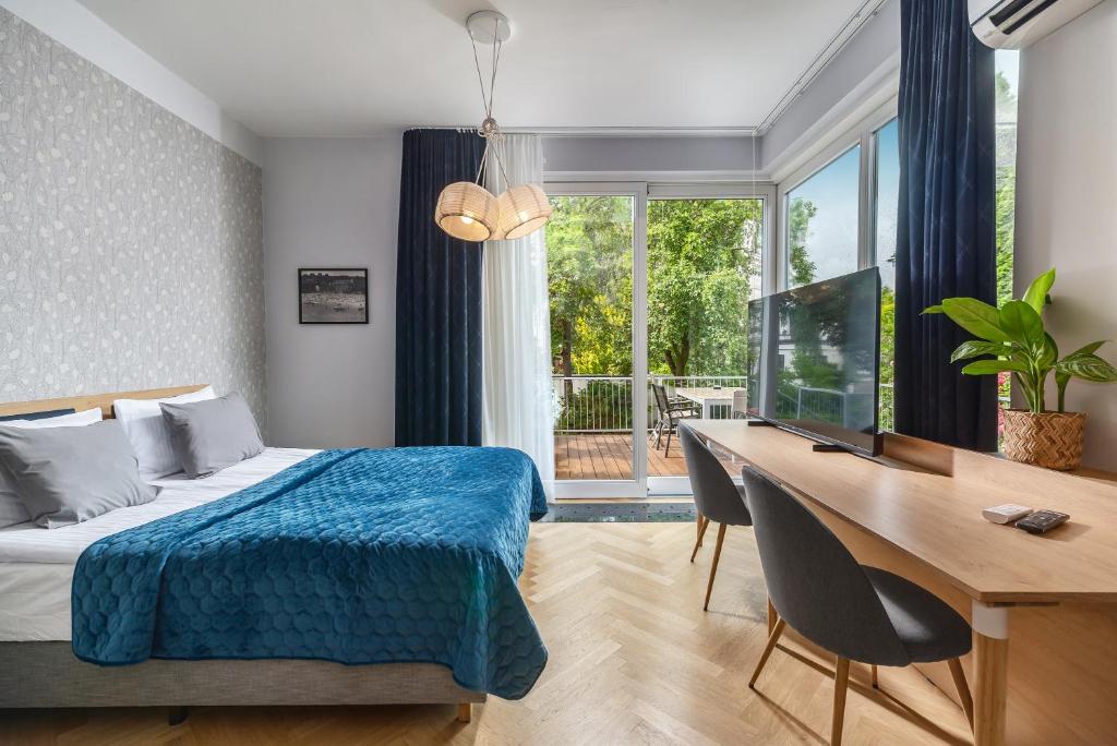 1 dormitorio con 1 cama y escritorio con ordenador en Grand Tulipan en Gdynia