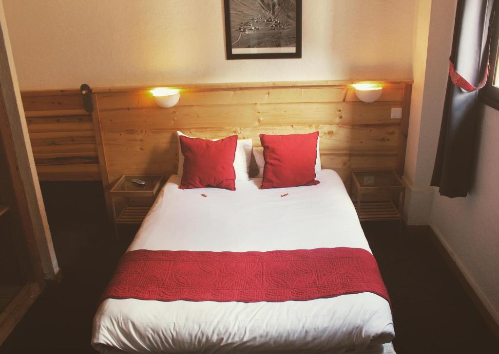 Postel nebo postele na pokoji v ubytování Hôtel Valentin pied des pistes