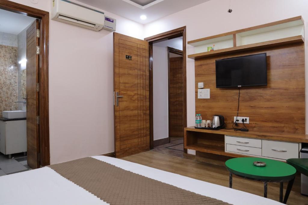TV a/nebo společenská místnost v ubytování The Sandalwood Hotel I Sec-38 I Near Medanta Medicity Gurgaon