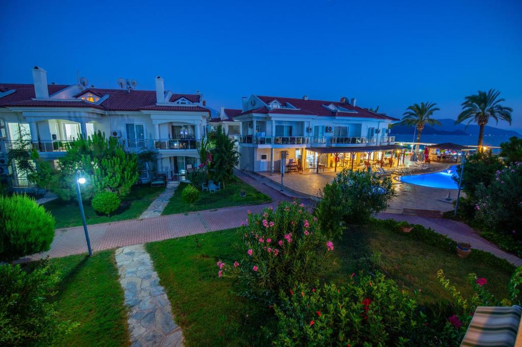 Bazén v ubytování Sunset Beach Resort Aqua Lettings nebo v jeho okolí