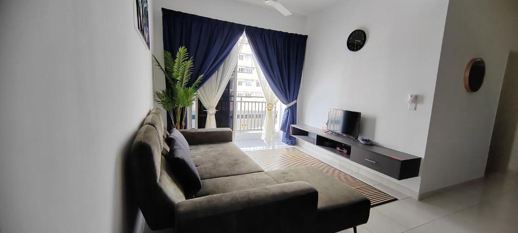 un soggiorno con divano e TV di Damai Homestay a Kajang