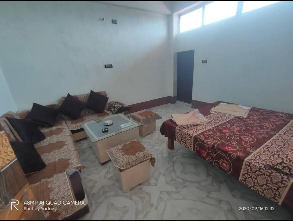um quarto amplo com 2 camas e um sofá em Yadav bhojnalaya em Lalitpur