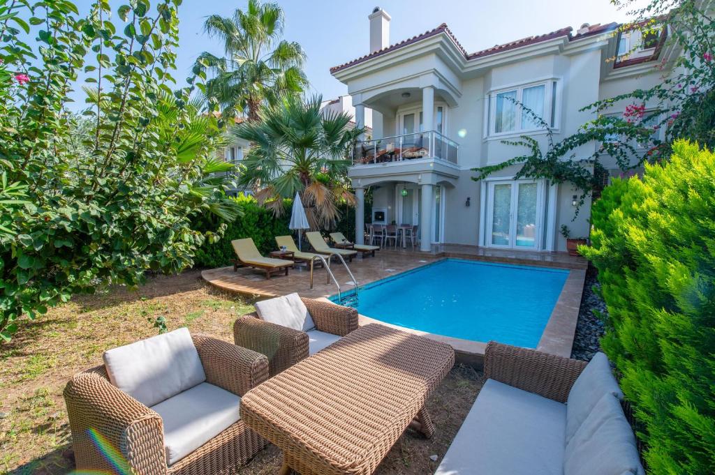Bazén v ubytování Sunset Beach Resort Aqua Lettings nebo v jeho okolí