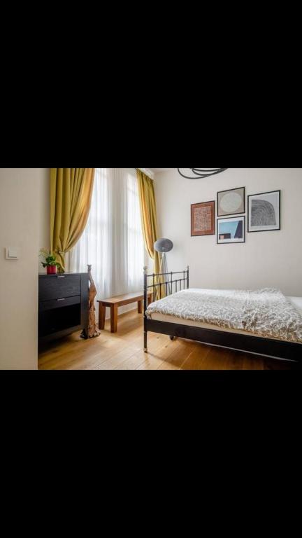 um quarto com uma cama, uma cómoda e uma janela em METRİTİKAS APARTMENT em Istambul