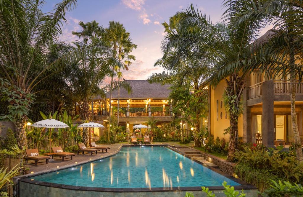 ウブドにあるThe Sankara Resort by Pramanaのスイミングプール付きのリゾートの外観