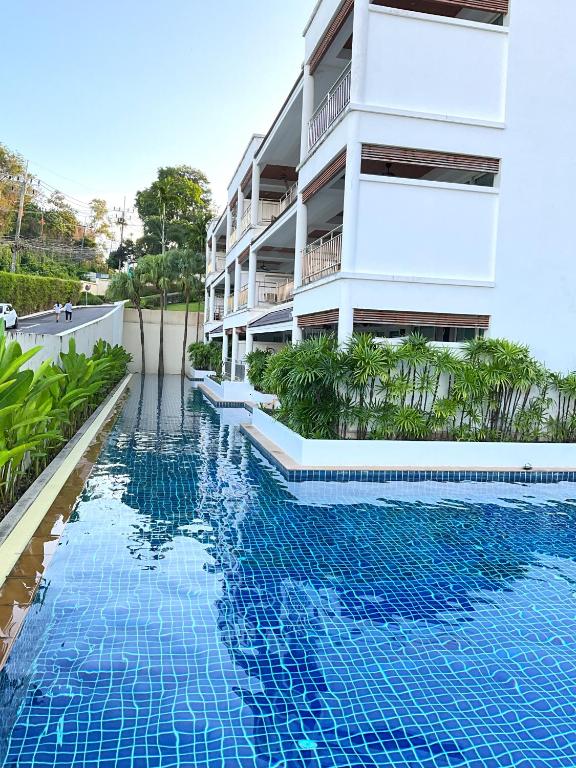 una piscina frente a un edificio en Bel Air Cape Panwa Resort Phuket, en Panwa Beach