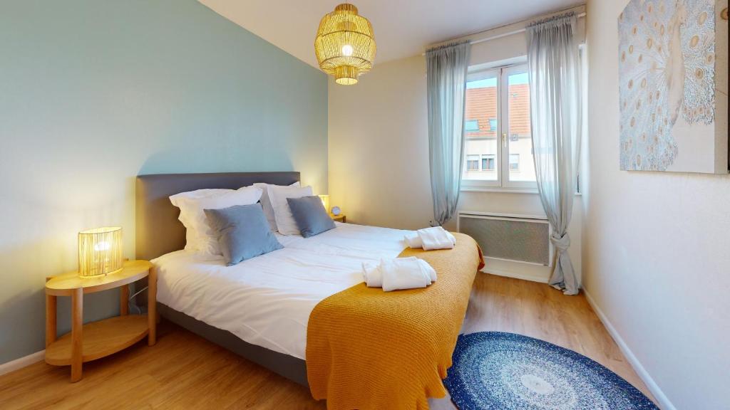 een kleine slaapkamer met een bed en een raam bij Elegance, appartement 6 pers 1 parking in Colmar