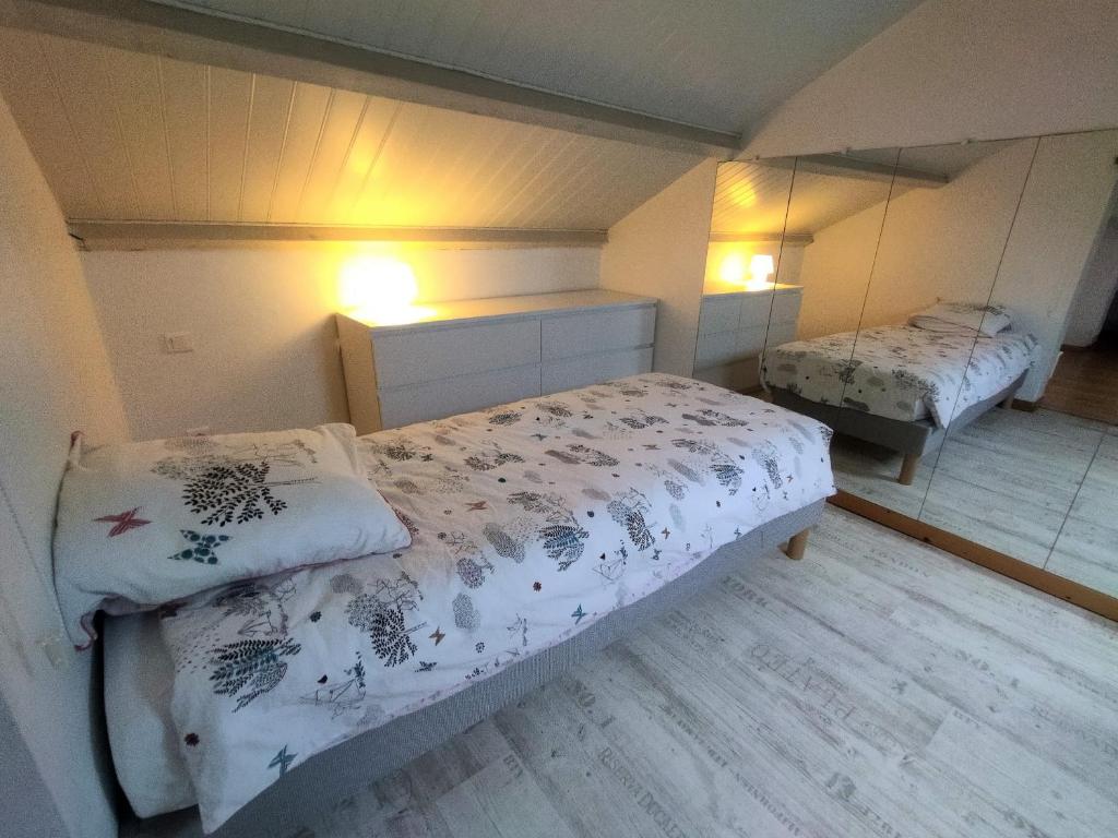 Posteľ alebo postele v izbe v ubytovaní Belle maison de vacances à la Pironnière - 6 à 8 pers