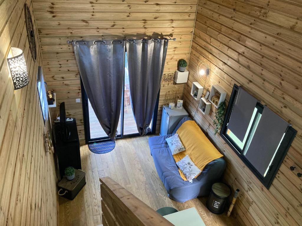 uma vista superior de uma sala de estar numa pequena casa em Tiny house bois cosy « Halte là » em La Possession
