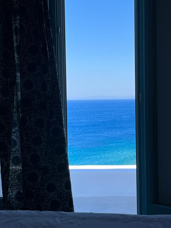 una finestra con vista sull'oceano di A Bedroom by the sea a Lisso (Lipsoi)