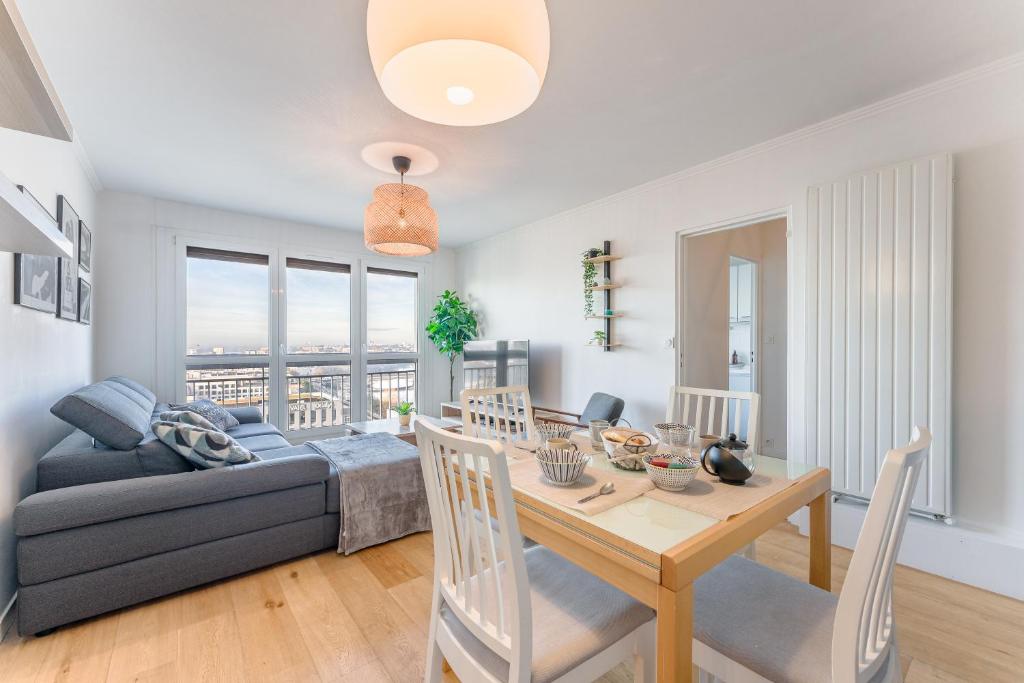 un salon avec une table et un canapé dans l'établissement Skyflow - Sur l'île de Nantes, à Nantes