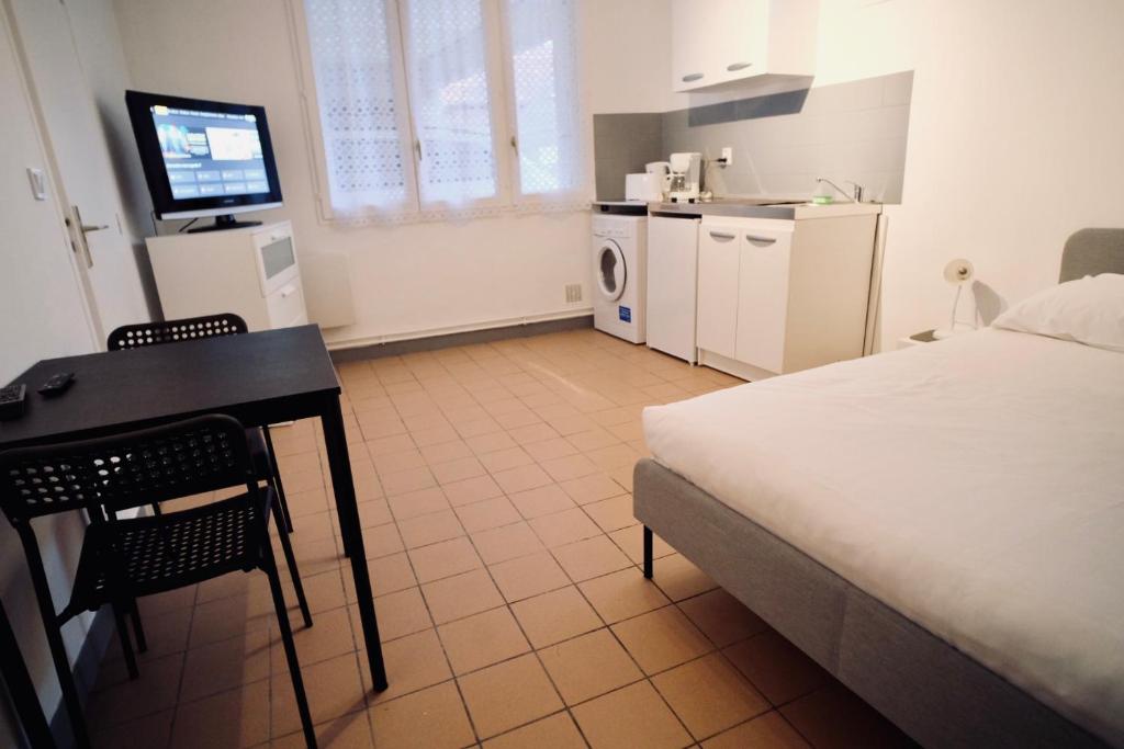Cette chambre comprend un lit, un bureau et une cuisine. dans l'établissement Canal Varignon, à Caen