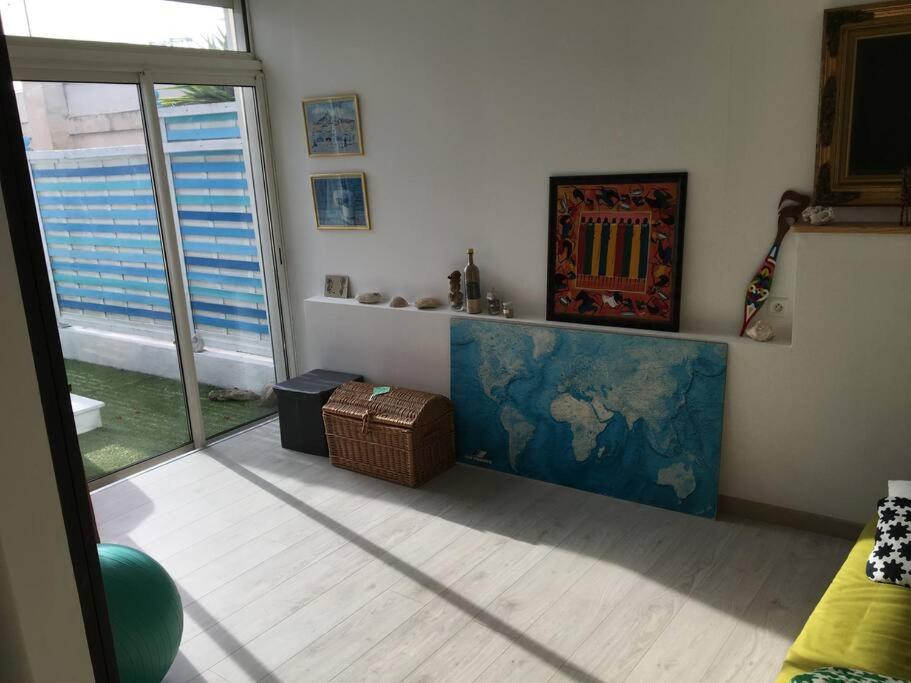 a room with a table with a map of the world on it at FLC-Sea View-Jacuzzi-3 Bedrooms-8p-Parking for 2 cars in Marseille