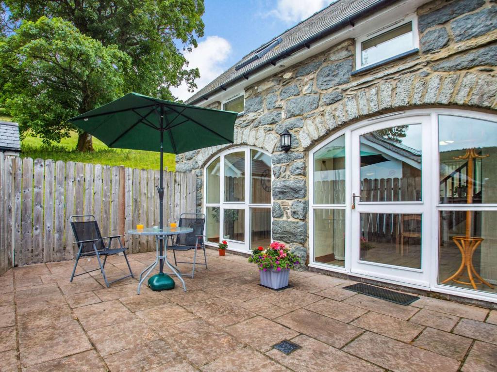 a patio with a table and an umbrella at 1 bed in Bala 88450 in Llandderfel