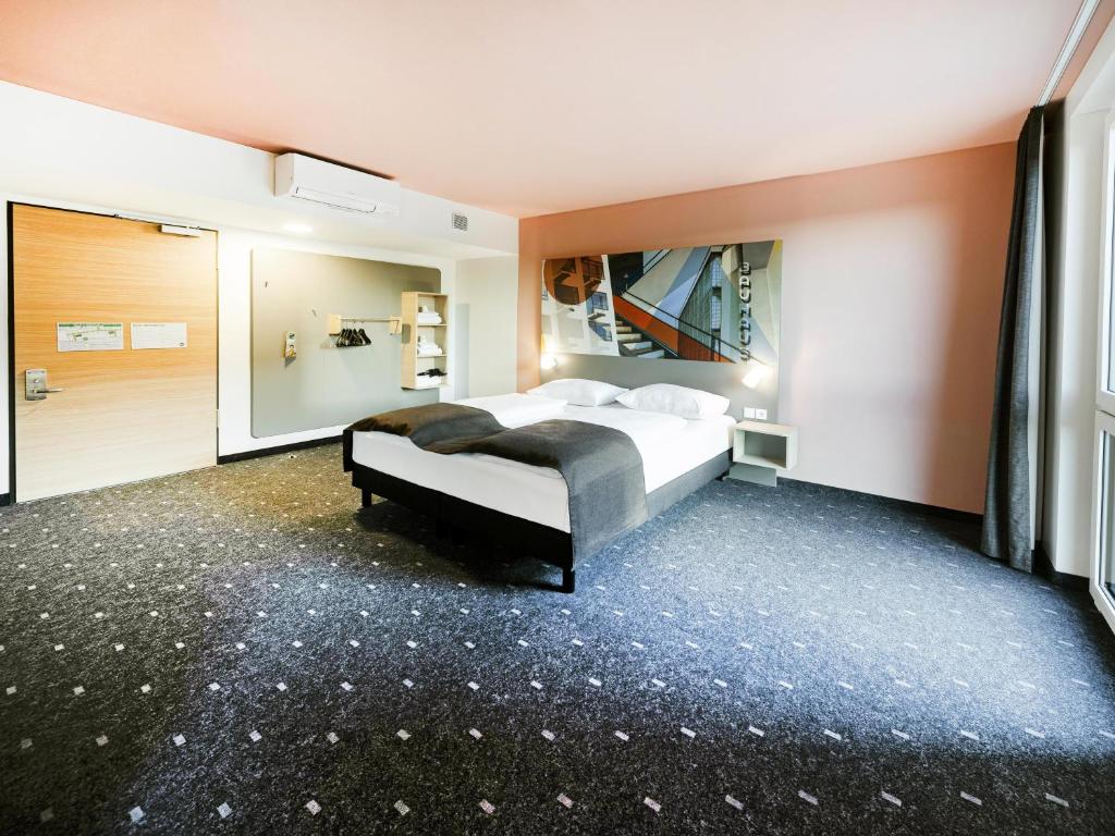 Postel nebo postele na pokoji v ubytování B&B Hotel Dessau