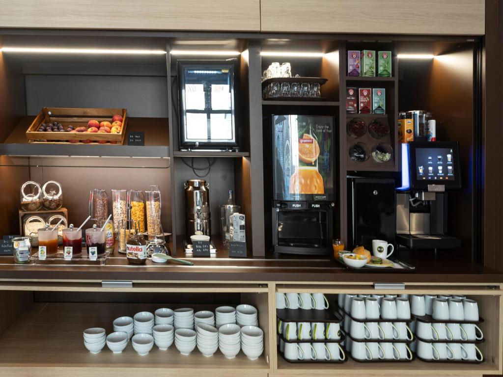 Příslušenství pro přípravu čaje a kávy v ubytování B&B Hotel Dessau