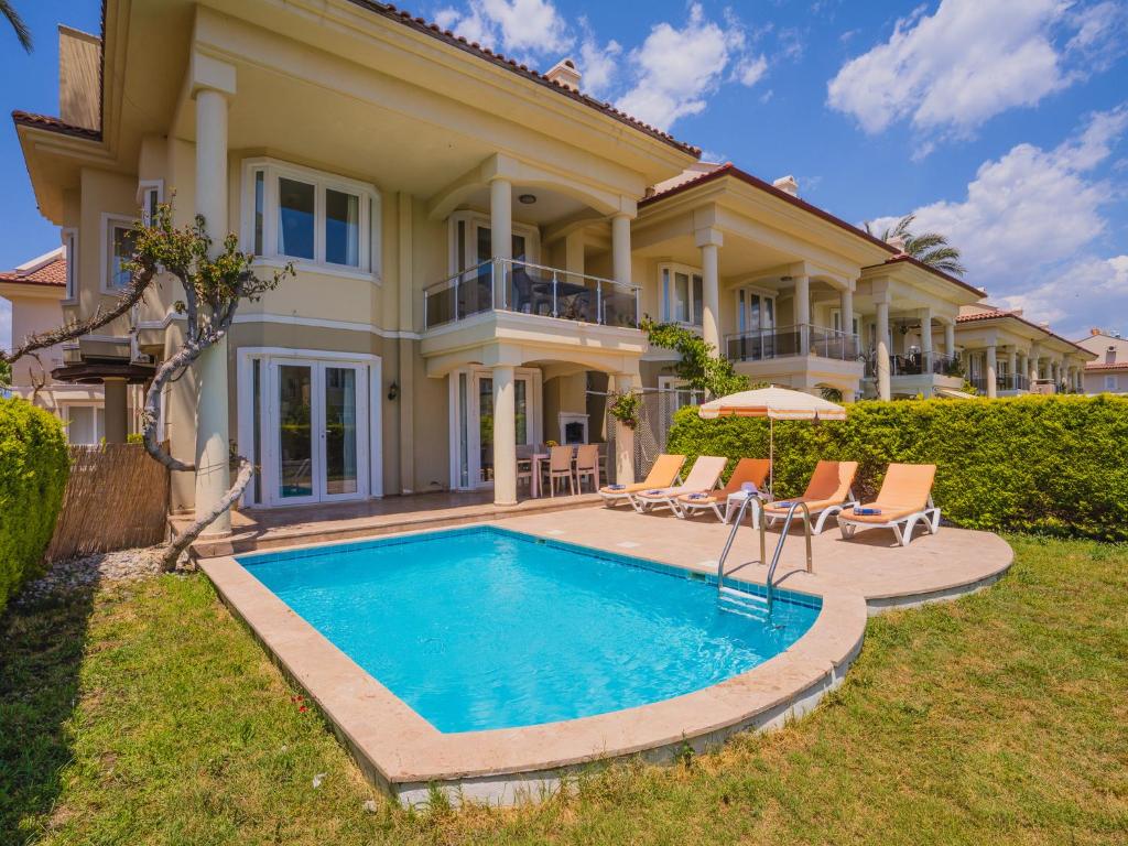 Bazén v ubytování Sunset Beach Resort Aqua Lettings nebo v jeho okolí