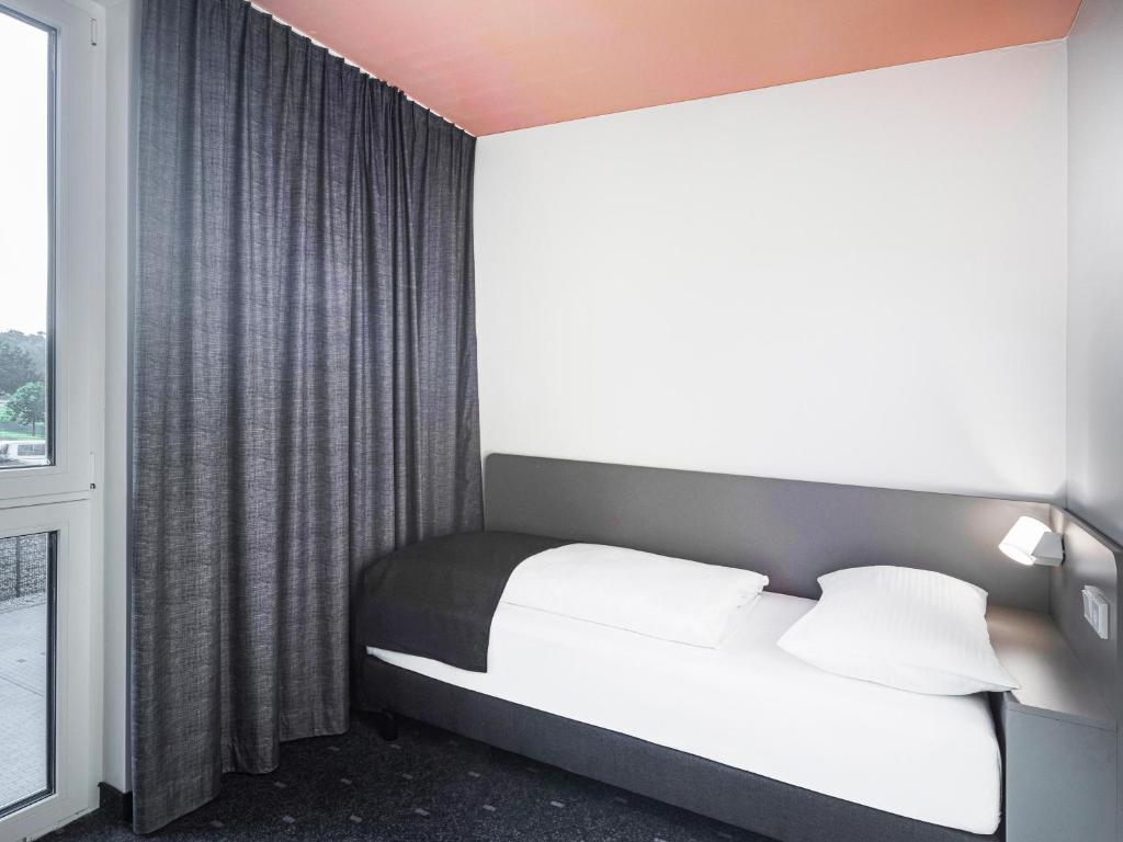 Postel nebo postele na pokoji v ubytování B&B Hotel Dessau