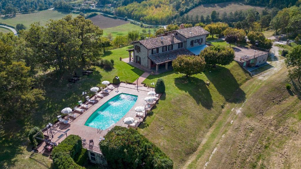 une vue aérienne d'une maison avec piscine dans l'établissement TENUTA MONTIEPOLI 12&3, Emma Villas, à Valfabbrica